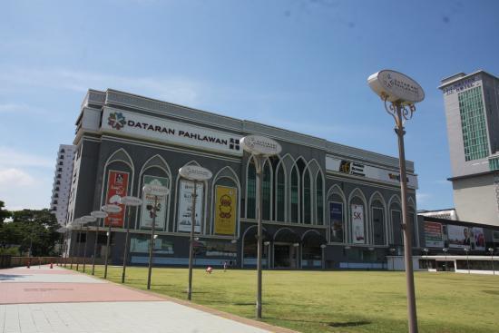 Gedung Membeli-belah Besar Dataran Pahlawan Melaka